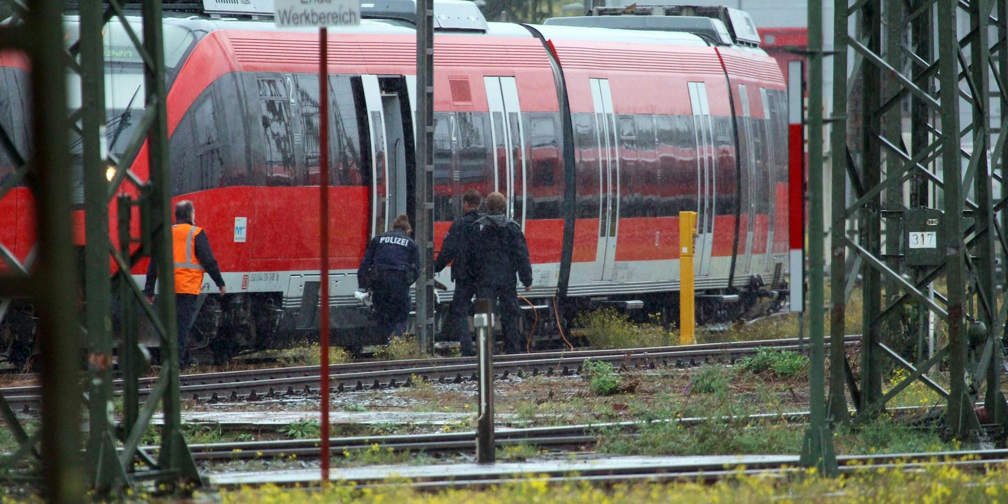Polizei durchsucht Zug  in Köln