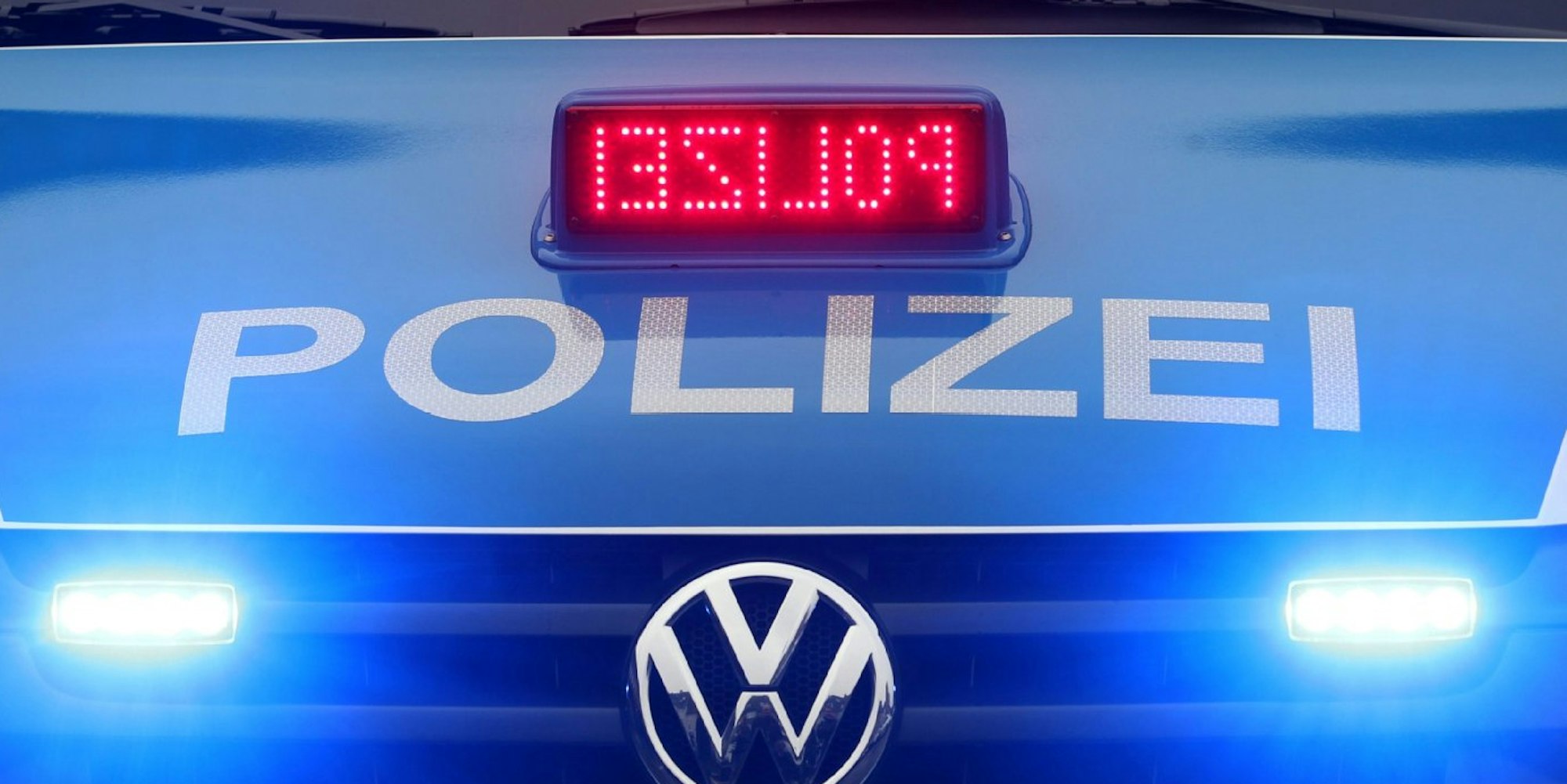 Die Polizei fahndet nach zwei Männern, die in Kerpen-Türnich an der Heisenbergstraße eine Tankstelle überfallen haben. (Symbolbild)