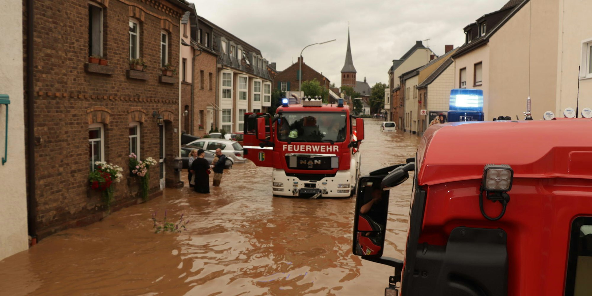 Die Feuerwehr versuchte bei der Flut, auch in der überschwemmten Carl-Schurz-Straße in Liblar zu helfen.