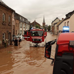 Die Feuerwehr versuchte bei der Flut, auch in der überschwemmten Carl-Schurz-Straße in Liblar zu helfen.