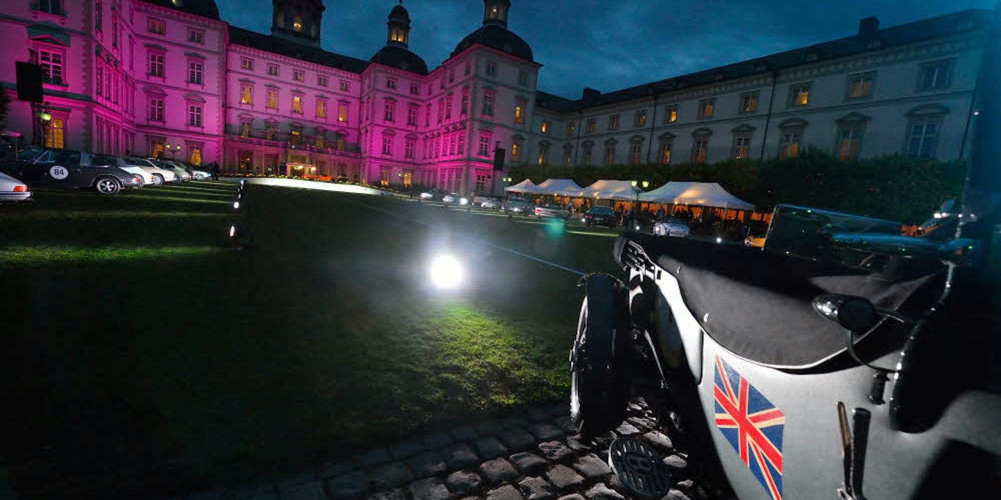 Am Abend vor der Rallye waren die Teilnehmer im stilvollen Ambiente von Schloss Bensberg zum Barbecue eingeladen.