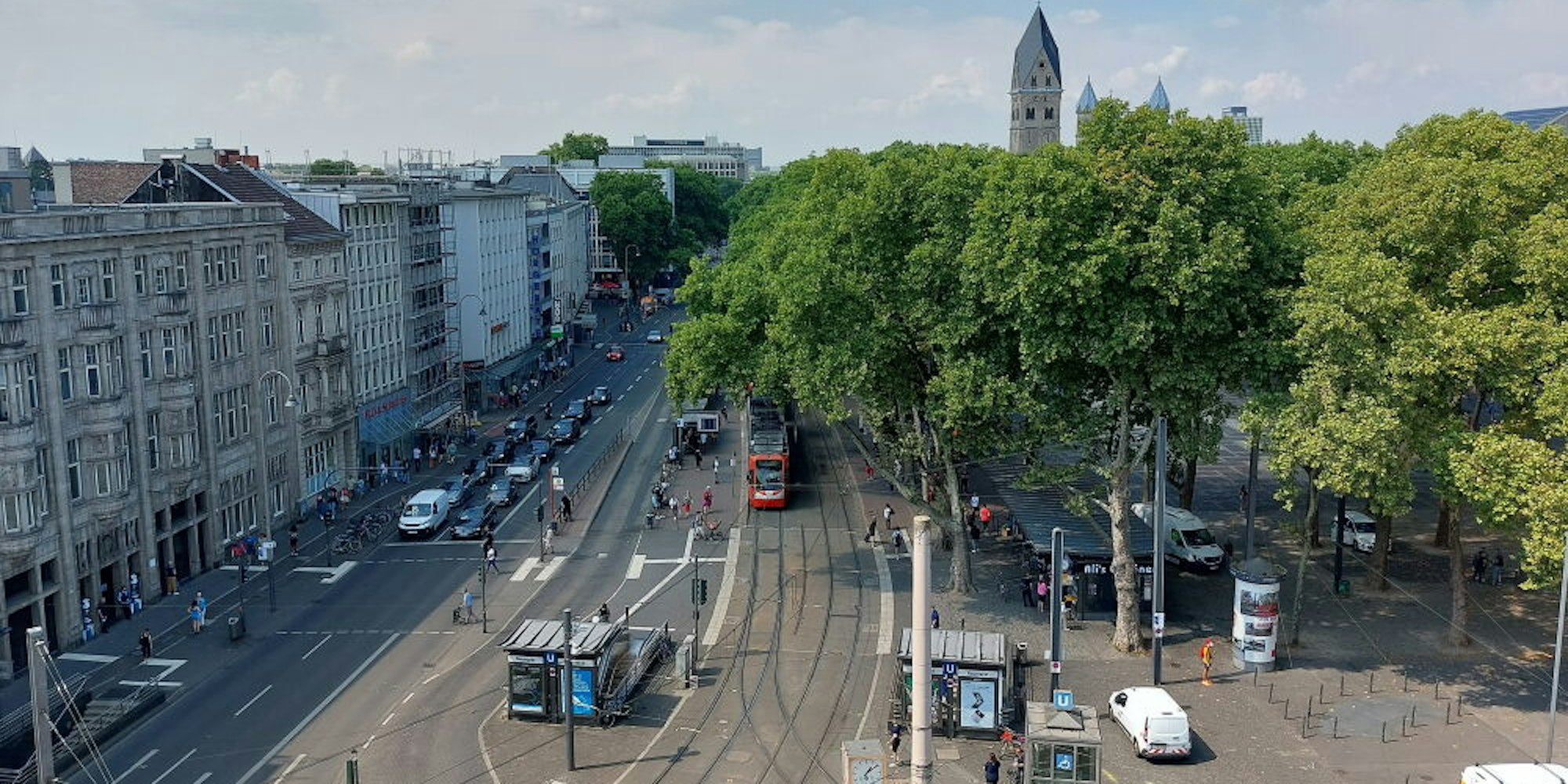 Nadelöhr Neumarkt: Hier will das Bündnis Verkehrswende durch Aufteilung der Haltestelle mehr Kapazität schaffen.