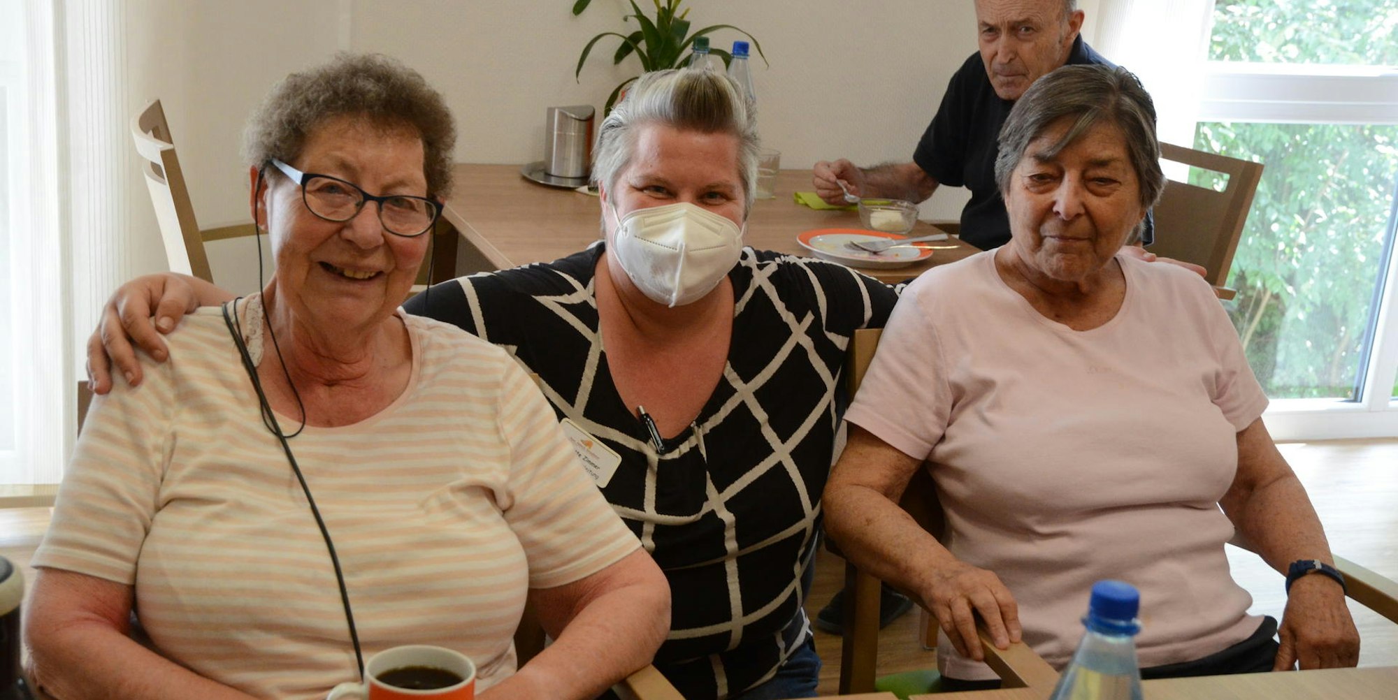 Wieder in der gewohnten Umgebung: Pflegedienstleiterin Brigitte Zimmer mit Bewohnern des Alten Stadttors.