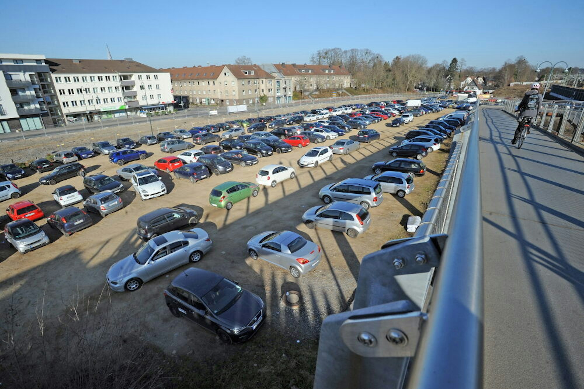 Rund 200 Autos konnten bisher kostenlos am Bahnhof abgestellt werden. Die Sperrung wird zu Problemen führen.