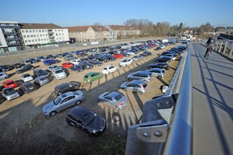 Rund 200 Autos konnten bisher kostenlos am Bahnhof abgestellt werden. Die Sperrung wird zu Problemen führen.