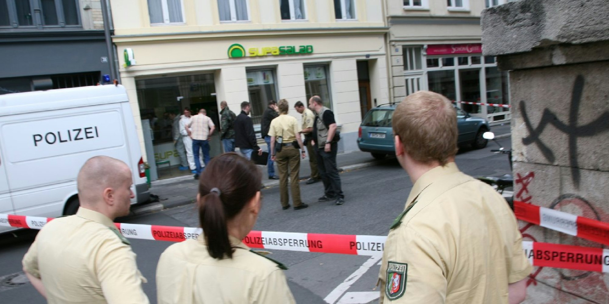 Polizisten am Tatort vor der „Super Salad“-Bar.