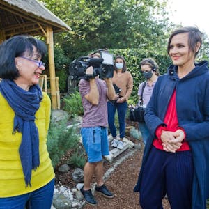 Malerin Barbara Niesen (l.) empfing ihren Besuch vom Fernsehen mit Moderatorin Ann-Kathrin Otto gestern im Zen-Garten.