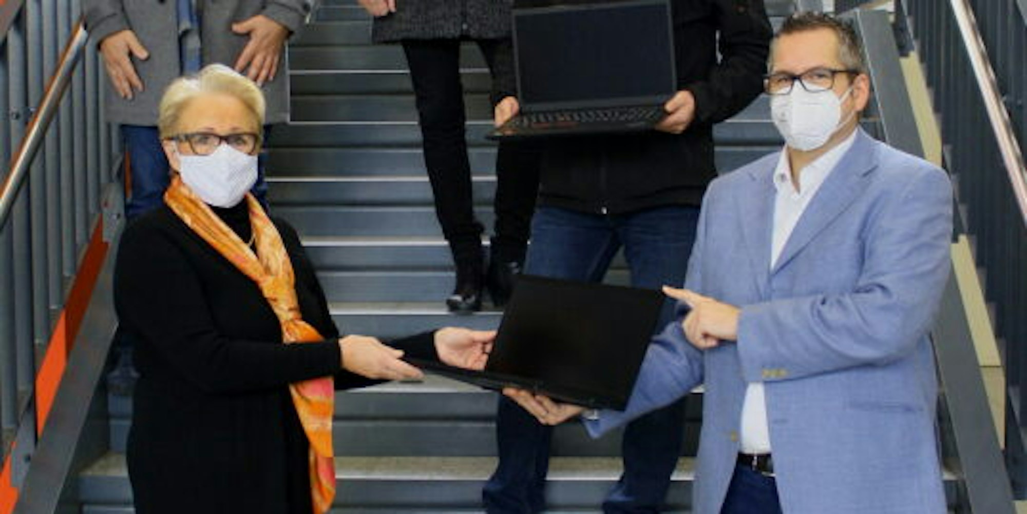 Sascha Solbach (r.) übergab Mathilde Ehlen einen der neuen Laptops.