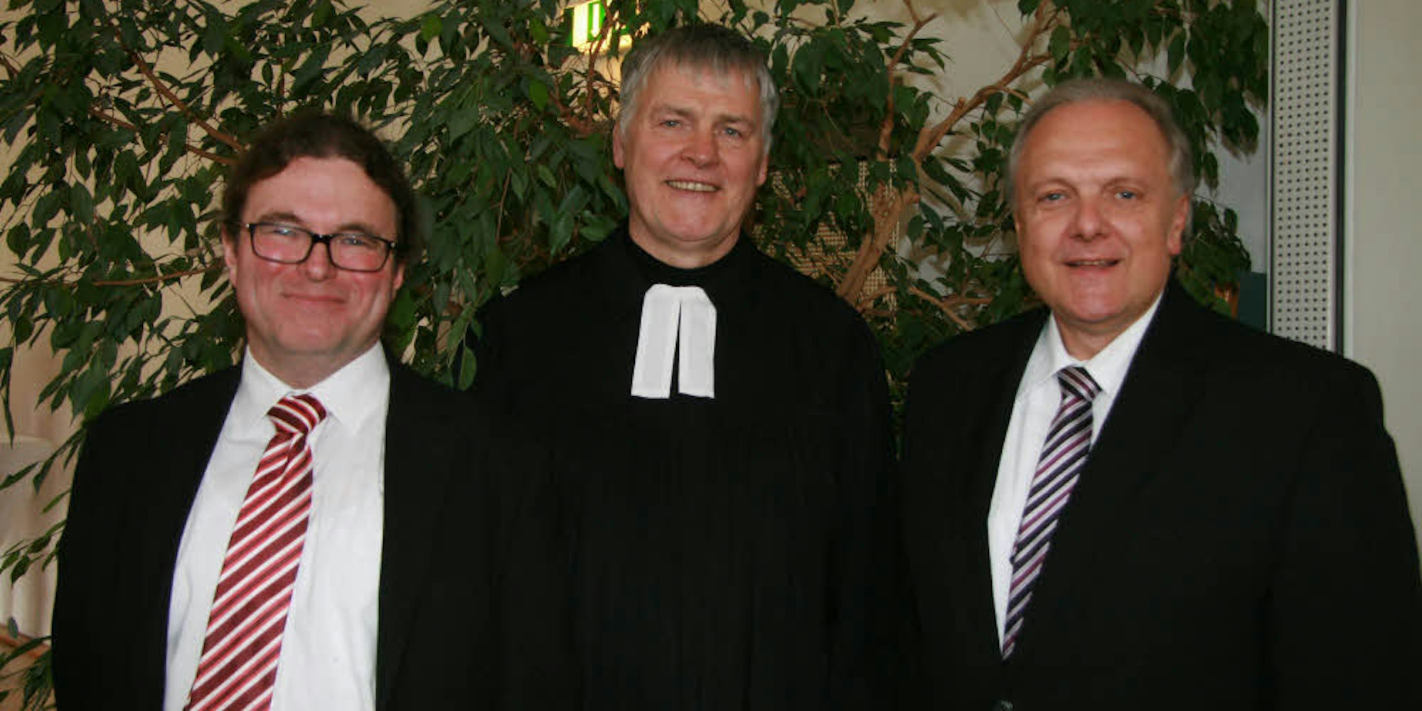 Verabschiedet: Pfarrer Manfred Mielke (M.), hier mit seinem Nachfolger Stefan Fritsch (l.) und Superintendent Jürgen Knabe.