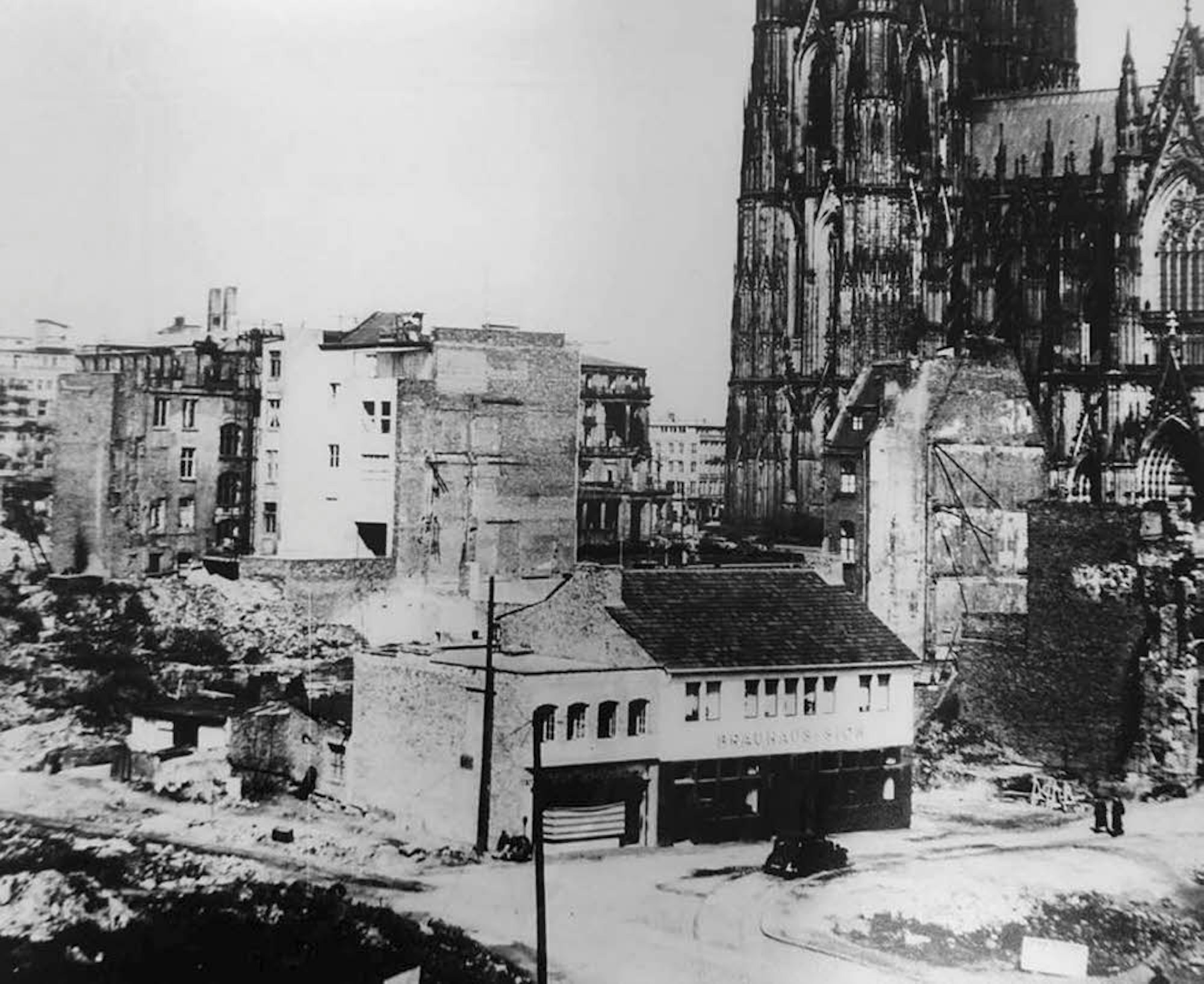 Nach einem Bombenangriff 1942 lag das Brauhaus Sion wie fast die gesamte Nachbarschaft in Trümmern.