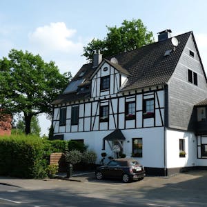 Unglaublich, aber wahr: Das umgebaute Zanders-Familienhaus wurde zum Doppelhaus in der Gronauer Waldsiedlung.