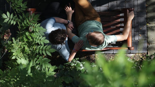 Tina und Benedikt Geldmacher im Garten ihres Hauses: Ein seltsam heller Ort, um über das Dunkelste zu reden, das Eltern passieren kann.