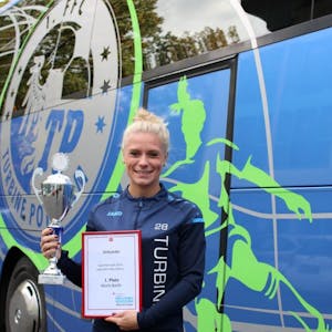 Vor dem Anpfiff des Bundesligaspiels zwischen Turbine Potsdam und dem MSV Duisburg nahm die Nümbrechterin Merle Barth als Sportlerin des Jahres 2019 Pokal und Urkunde entgegen.