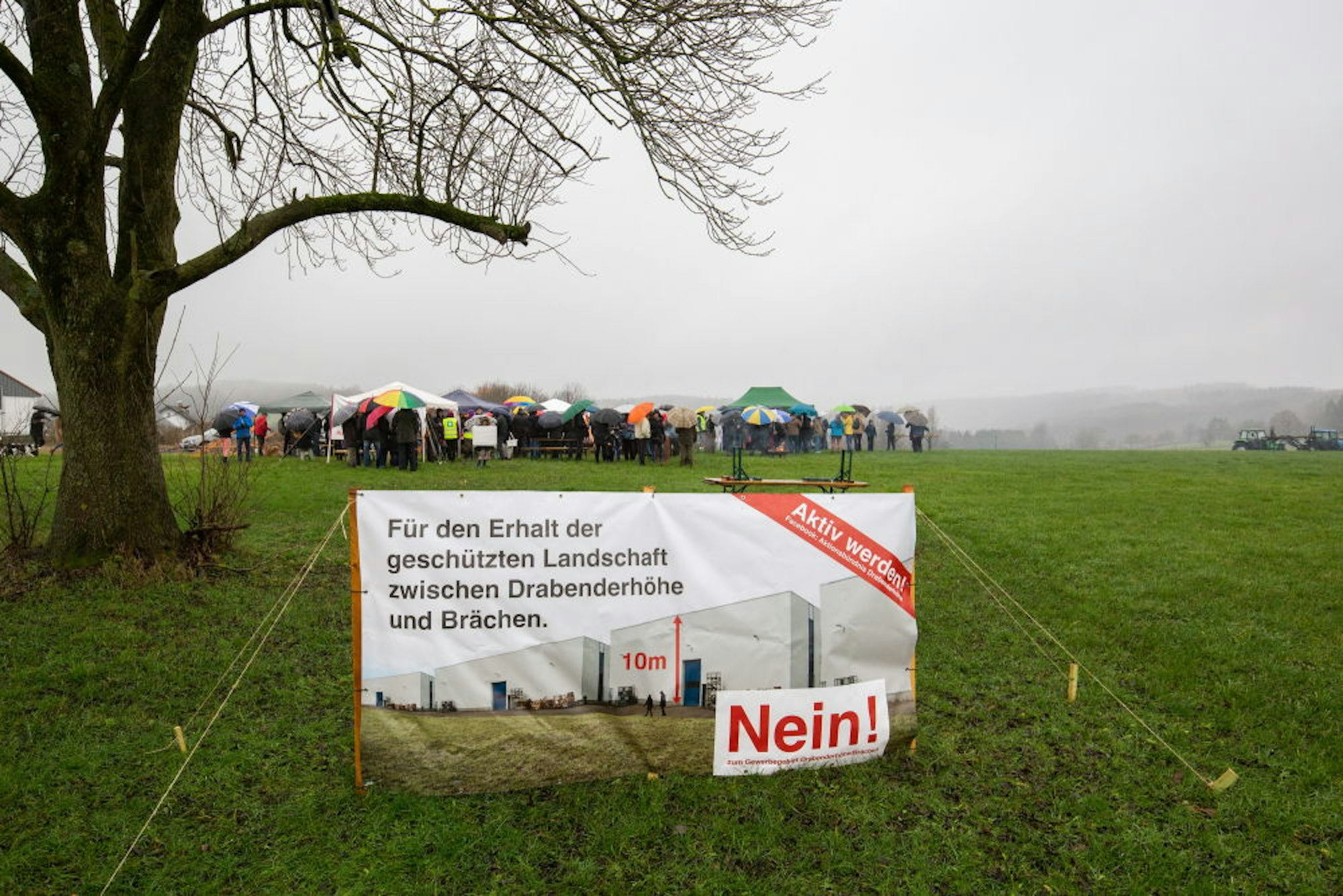 Trotz nasskalten Wetters versammelten sich die Gegner des geplanten Gewerbegebiets auf der morastigen Wiese am Ortseingang von Drabenderhöhe.