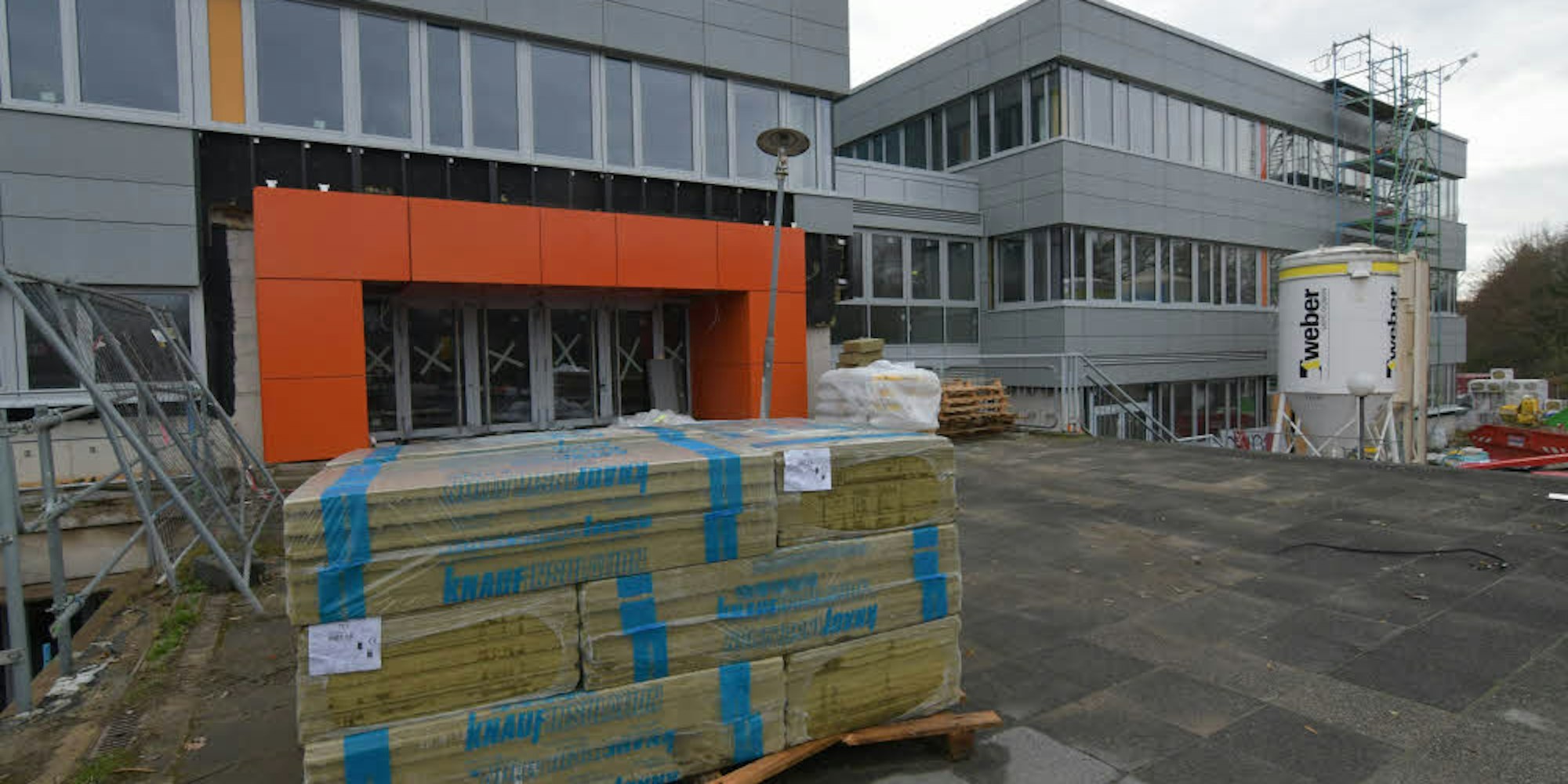 Bauarbeiten am Otto-Hahn-Gymnasium stagnieren im Dezember 2018. Die Schulen gehören zum Immobilienbetrieb der Stadt, der chronisch defizitär ist.