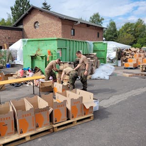 Die gespendeten Hilfsgüter wurden von Soldaten einer Heereseinheit aus der Nähe von Bielefeld verpackt.