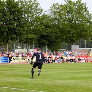 Die Anlage an der Brucknerstraße bekommt statt eines Rasenplatzes einen Kunstrasen. Die Spielvereinigung Porz spielte hier im Mai gegen den FC zum 100-jährigen Bestehen der SpVg.