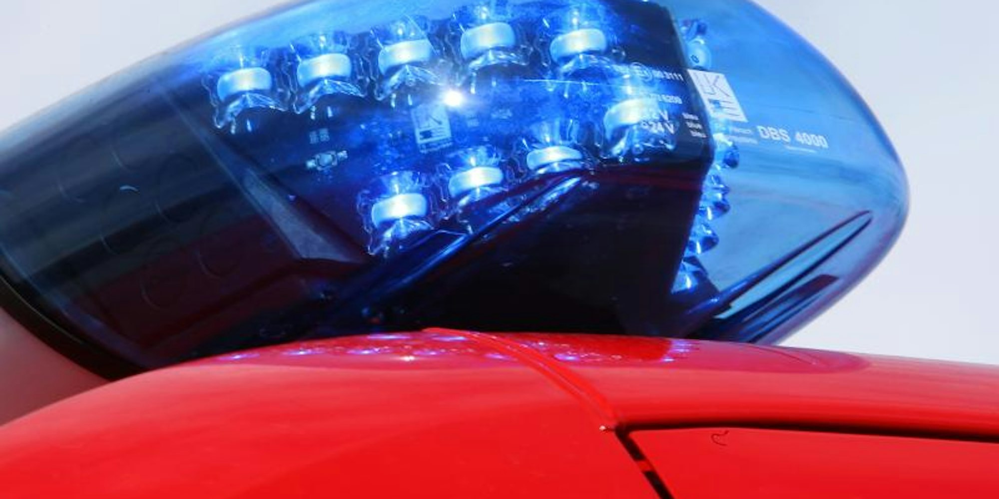 Ein Blaulicht leuchtet auf einem Einsatzwagen der Feuerwehr. (Symbolbild)