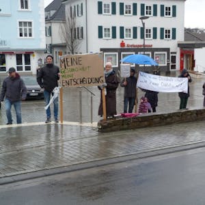 Demonstranten protestieren auf dem Wipperfürther Marktplatz.