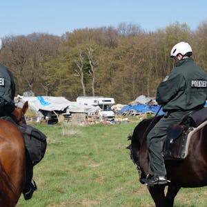 Auch berittene Polizisten riegelten das Camp der Braunkohlegegner am Hambacher Forst ab.