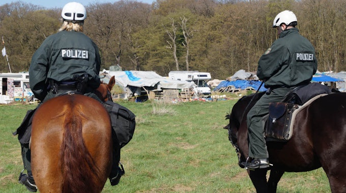 Auch berittene Polizisten riegelten das Camp der Braunkohlegegner am Hambacher Forst ab.
