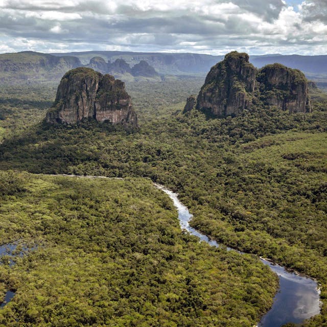 Chiribiquete Kolumbien größter Tropenwald-Nationalpark Berge u Fluß