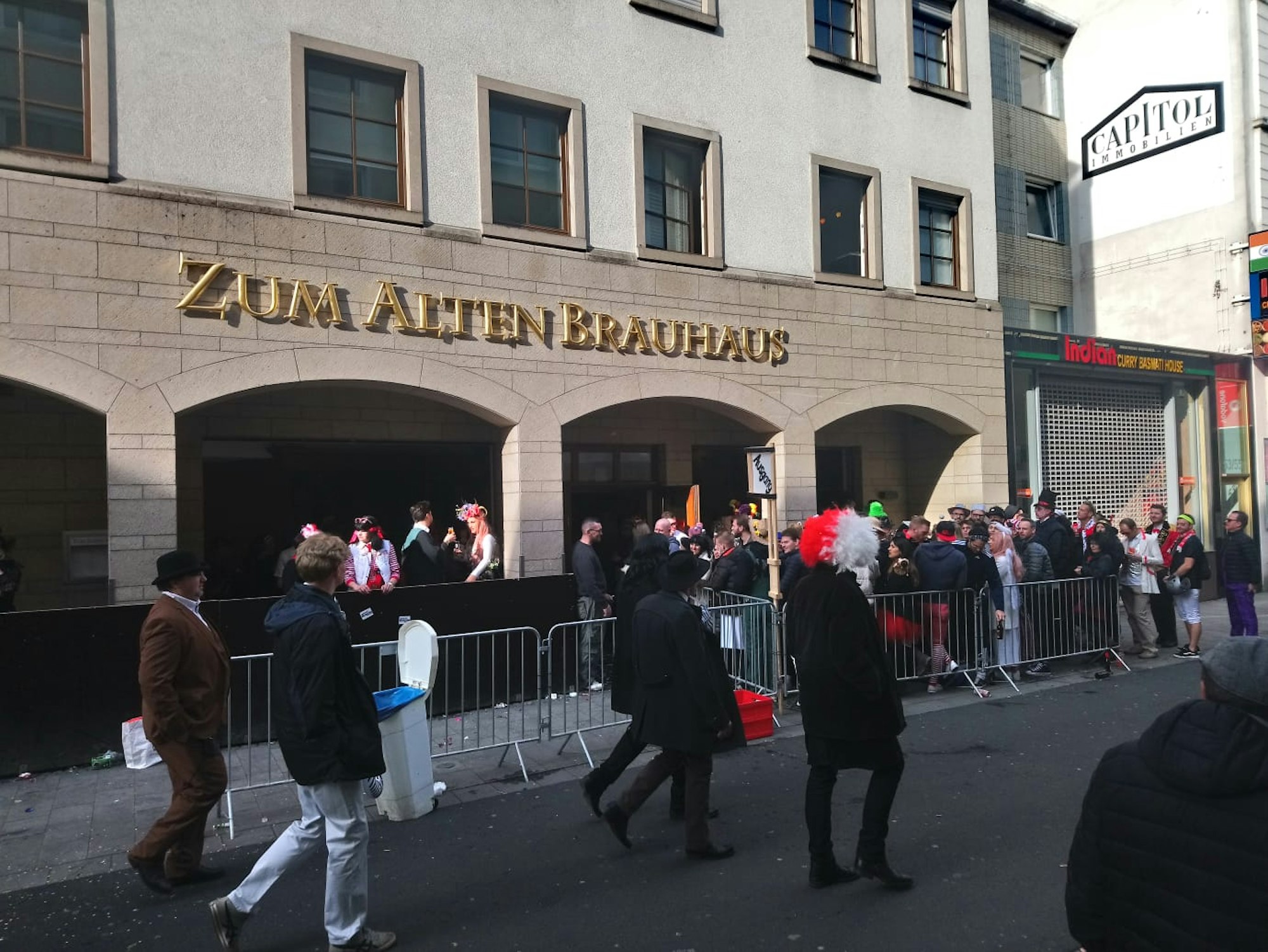Reichlich Andrang herrscht auch bereits am Eingang „Zum Alten Brauhaus“ an der Severinstraße in der Südstadt.