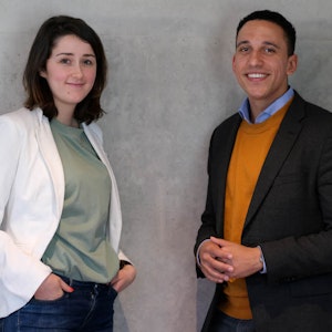 Laura Kirst und Ernesto Garnier vom Start-up Einhundert Energie bauen Solaranlagen.