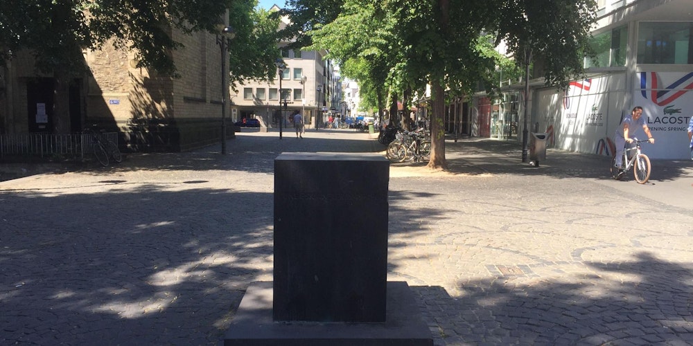 Sockel des Adenauer-Denkmals