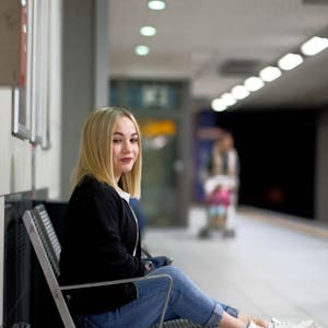 Sitzt an einer U-Bahn-Haltestelle: Laura Beckmann