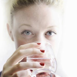 Getty Images Frau trinkt aus Wasserglas