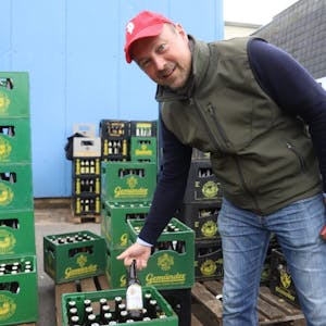 Verkaufen kann Geschäftsführer Johannes Schweizer das Bier aufgrund der Flutschäden nicht mehr, deswegen kam er auf die Idee, die Kisten gegen eine Spende abzugeben.