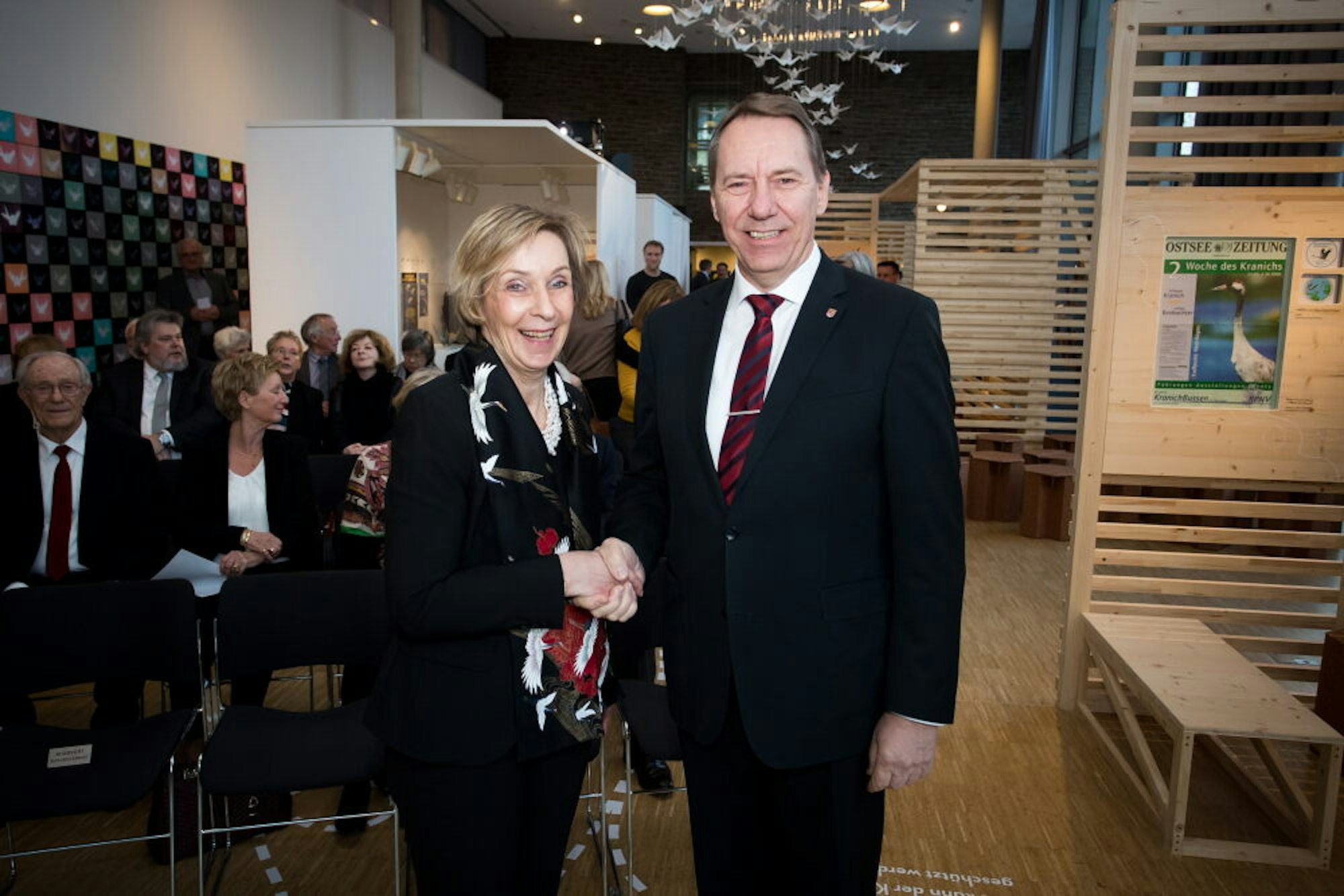 Nicht mehr im Amt: Dr. Gudrun Sievers-Flägel (bei ihrem Abschied mit dem amtierenden Landrat Jochen Hagt).