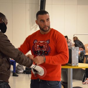 Der Weltmeister suchte das Gespräch mit den Schülern, einem seiner Zuhörer legte er auch Box-Handschuhe an.