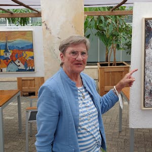 Die Facetten des Werks von Ursula Janda: links eine der älteren Dorfansichten, rechts eine neue Spachtelmalerei.