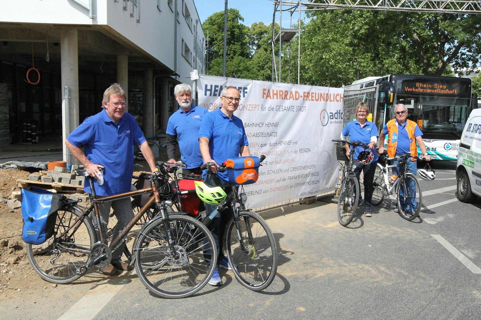 Die ADFC-Vertreter Horst Peters, Dietrich Lohmayer, Sigurd van Riesen, Brigitte Hildebrandt und Franz Böhm vor dem Banner.