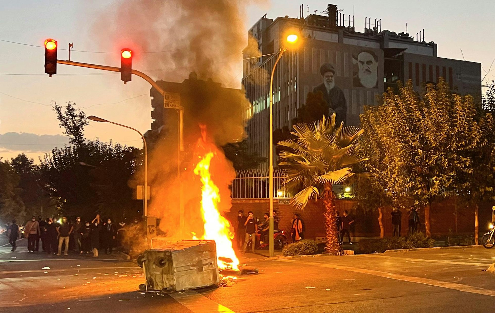 Brennendes Polizeimotorrad in Teheran, Iran