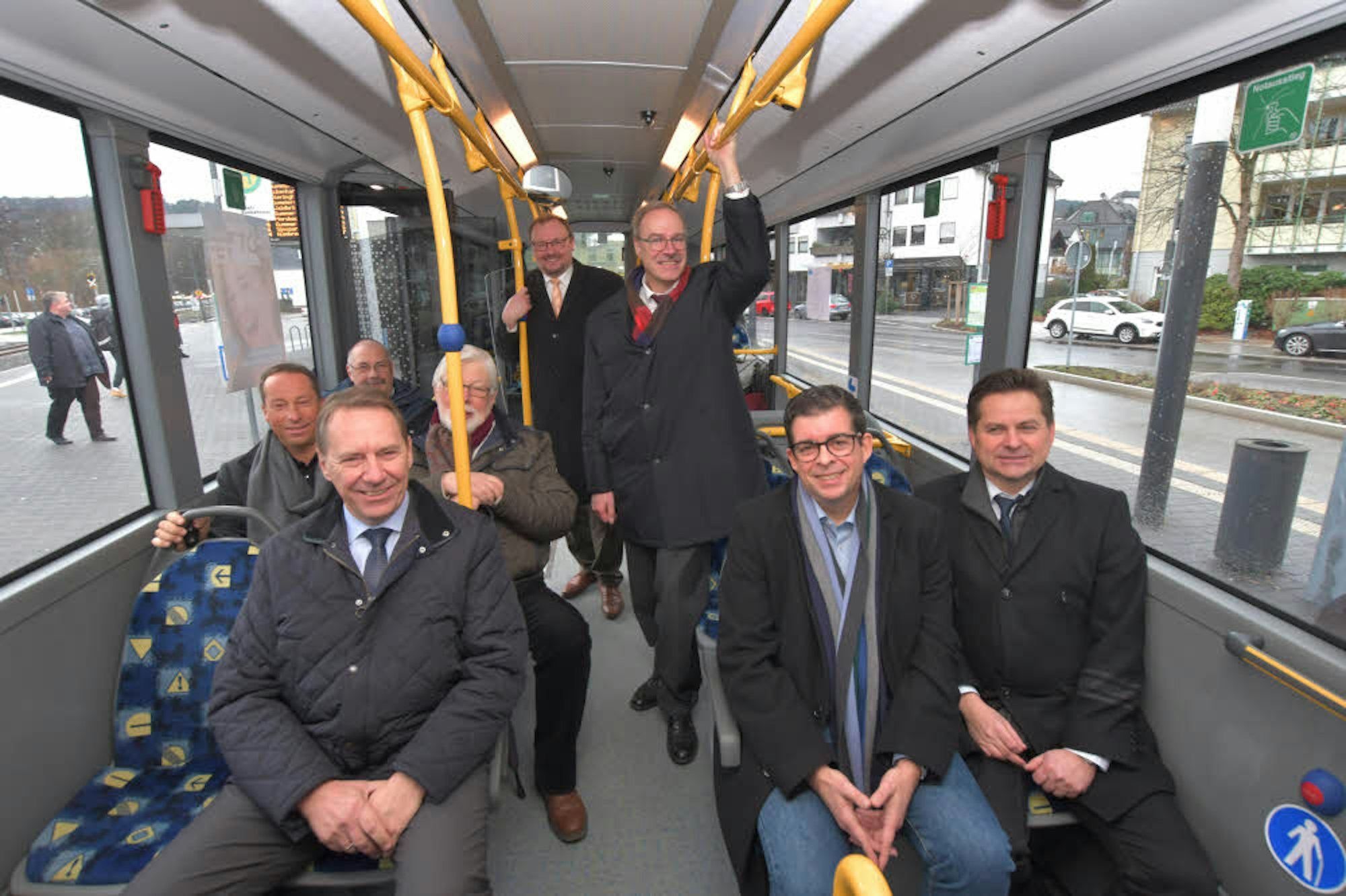 Landrat Jochen Hagt (vorn, v.l.) freut sich mit den Bürgermeistern Frank Helmenstein und Ulrich Stücker über die neue Buslinie.