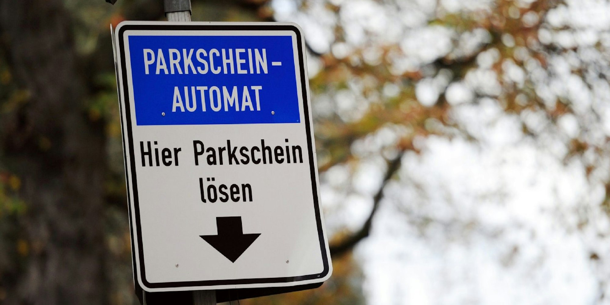 Der Parkplatz am Bahnhof Weiden-West ist bei Pendlern sehr beliebt - und daher meist schon am frühen Morgen belegt. (Symbolbild)