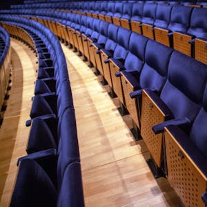 Leere Stuhlreihen in Theatern sind nur ein Aspekt der sich auf die Kulturszene auswirkenden Corona-Pandemie.