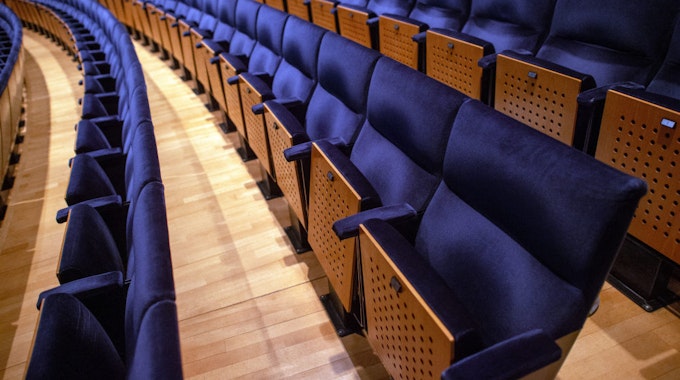 Leere Stuhlreihen in Theatern sind nur ein Aspekt der sich auf die Kulturszene auswirkenden Corona-Pandemie.