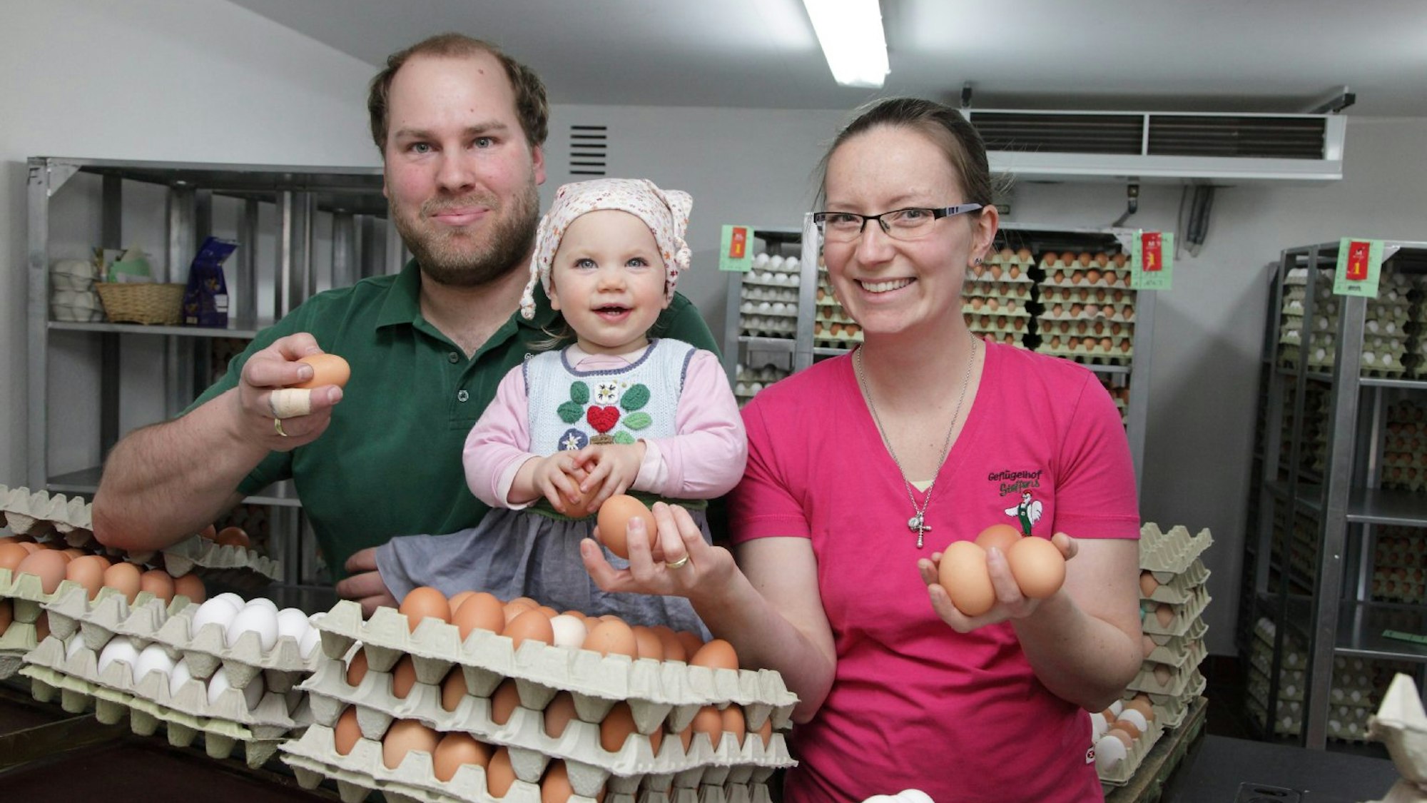 Die Familie Steffens zeigen ihre stolze Eier ausbeute.