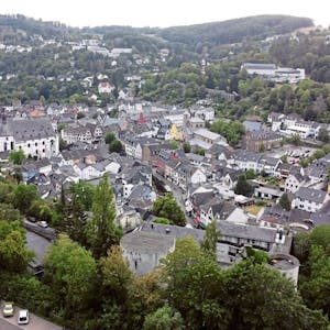 In viel Grün eingebettet ist die Stadt Bad Münstereifel mit historischem Ortskern und Stadtmauern.