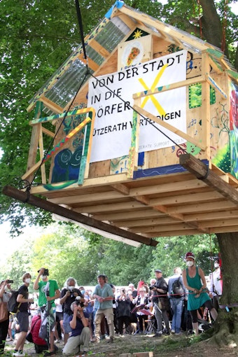 Mit einer spektakulären Aktion endete das Klimacamp: Die Aktivisten hievten gemeinsam eine Hütte in eine Baumkrone.