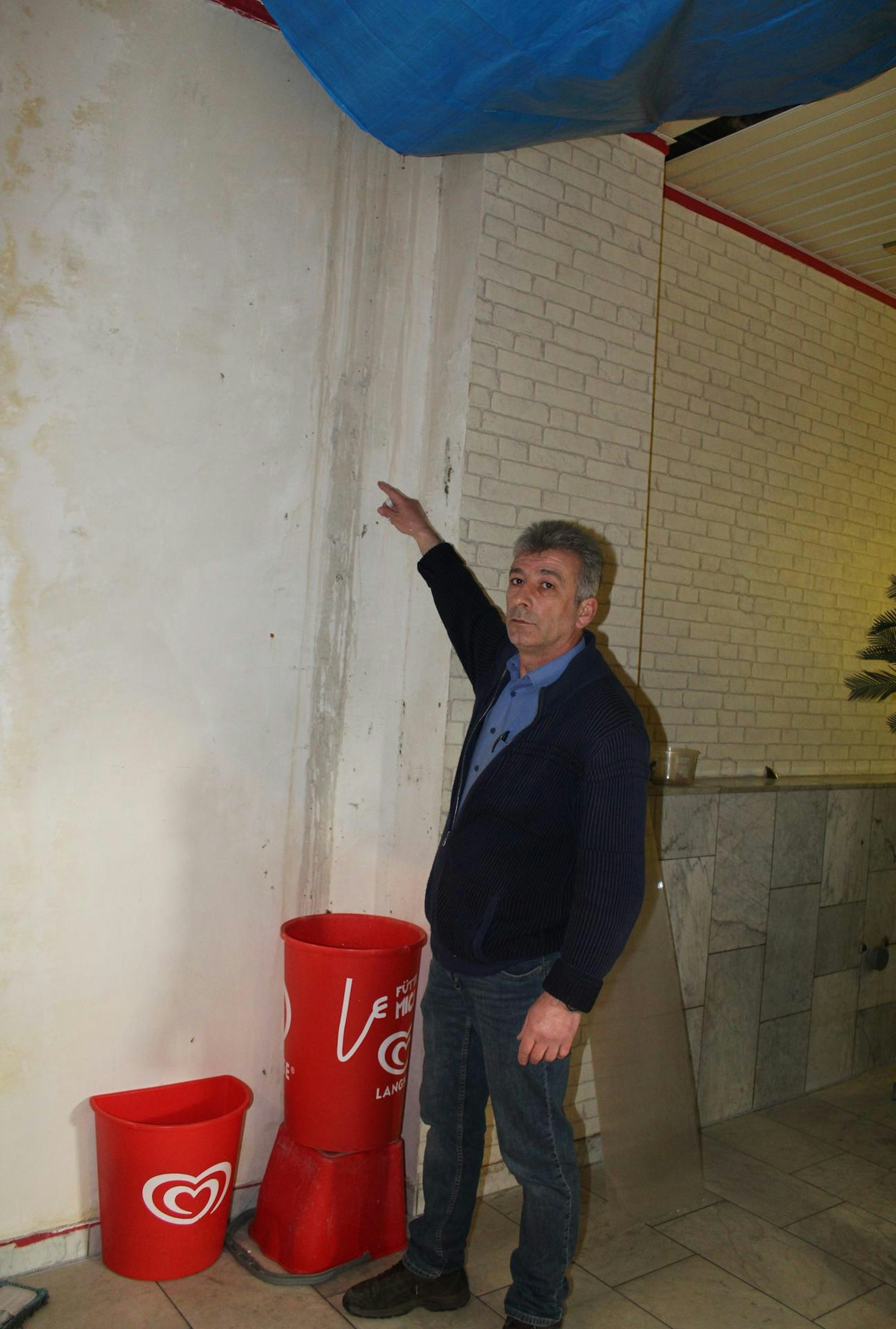 Necdet Gülec hat einen Wasserschaden in seinem Kiosk.