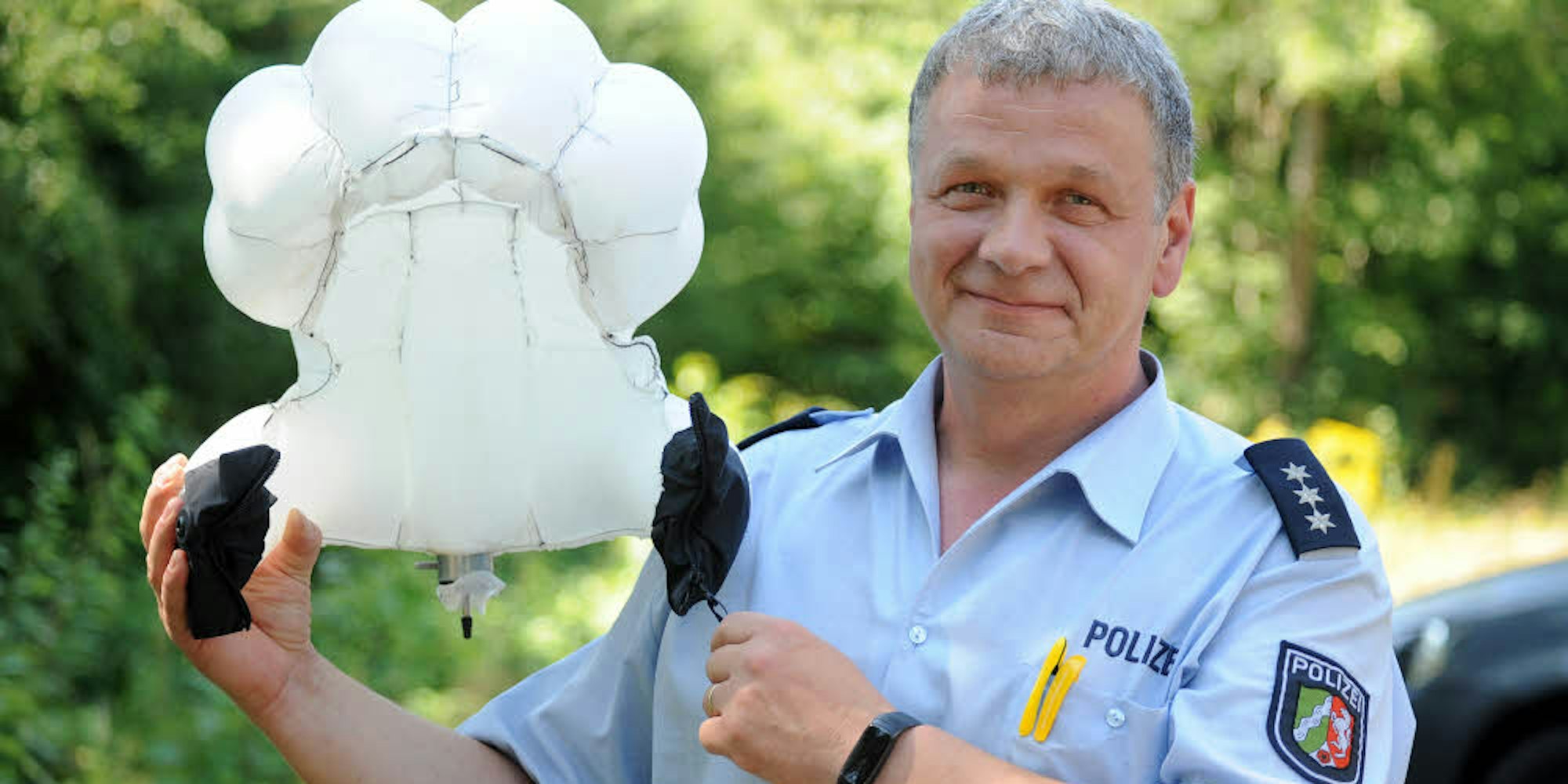Polizeihauptkommissar Stephan Keller mit einem „Airbag für Radfahrer“.