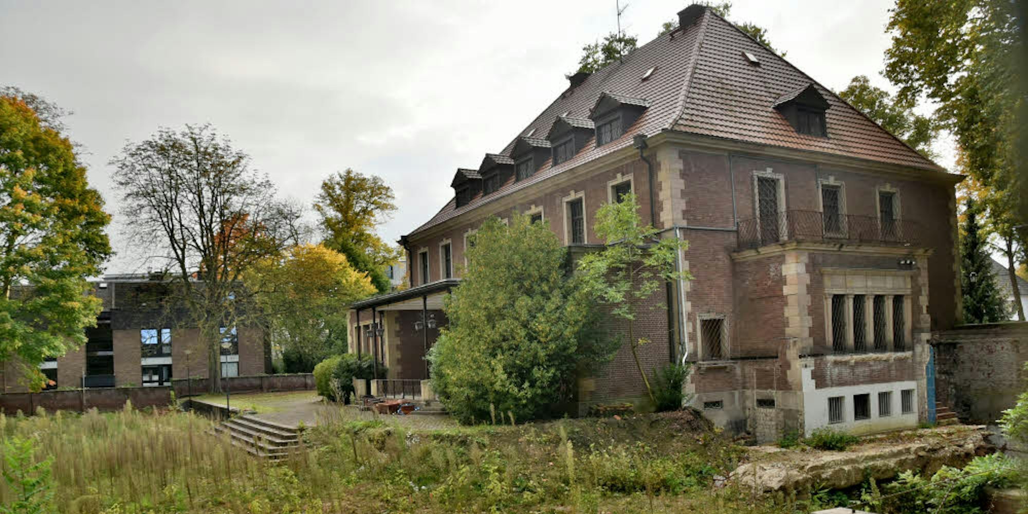 Die denkmalgeschützte Villa Neuerburg wird komplett saniert. In dem Herrenhaus sollen drei Mietwohnungen entstehen.