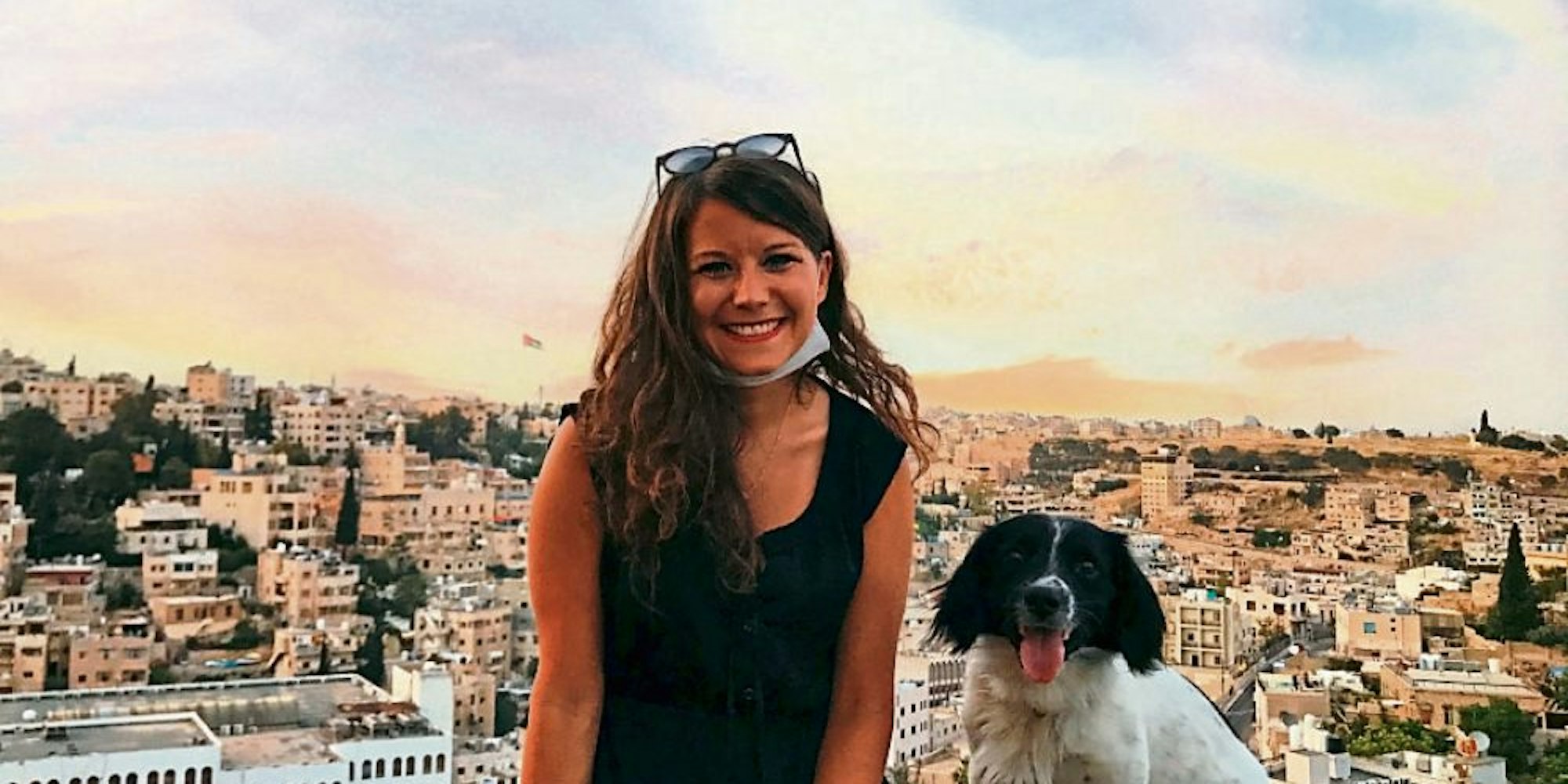 Luisa Schlierf vor dem Panorama der jordanischen Hauptstadt