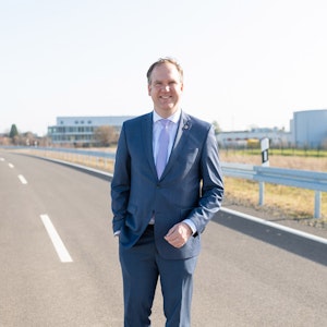 Bürgermeister Dirk Breuer aus Hürth ist froh, über die Öffnung der B265