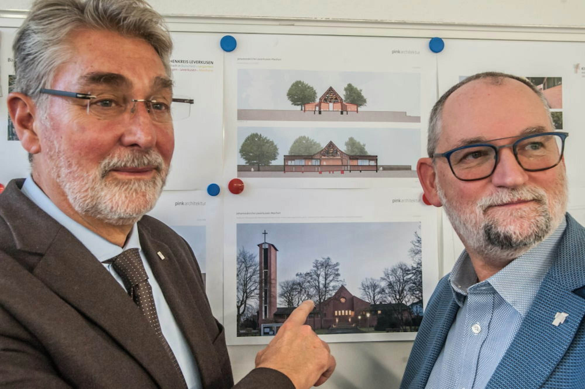 Superintendent Gerd-René Loerken und Verwaltungsleiter Michael Posthaus zeigen die ersten Pläne für die Johanneskirche.